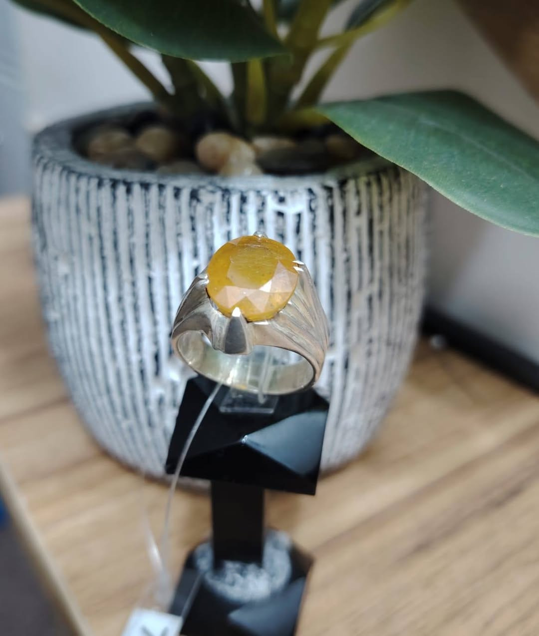 خاتم من الياقوت الافريقي الاصفر الطبيعي
صياغة يدوية ثقيلة فضة عيار ٩٢٥
مع شهادة المنشأ وضمان الخاتم الاصلي
يوجد توصيل الى جميع المحافظات
التواصل ع الخاص او ع الواتساب ***********
