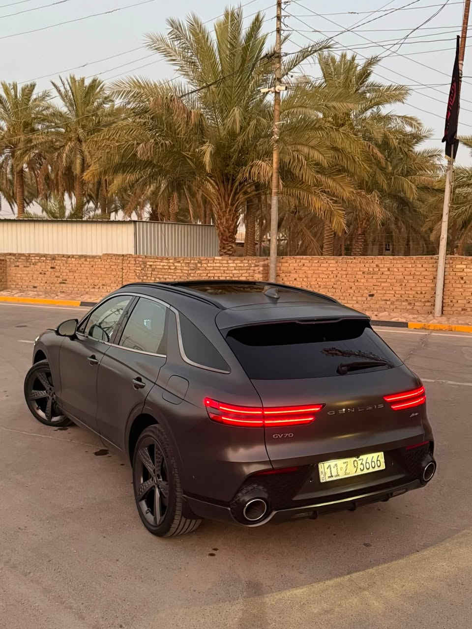 السلام عليكم. هونداي جنسز  2023
GV70 سبورت برسيج اعلى فئة

ماشية 35 

مكينه 4 سلندر 2.5 توربو 

تتميز فئه البرستيج ب اعله موصفات والرفاهيه 

داخل احمر مقاعد جلد نابا مع تدفئة وتبريد 

تحكم كهربائي كامل المقاعد خزن ميموري 

الكاميرات محيطيه 360 درجة

رادارات امامي خلفي تلقائي الحماية من التصادم

نظام فرملة الطوارئ الذاتية عند الطوارئ

ونظام مراقبة النقطة العمياء في المرايا 

مع عرض الكاميرا في لوحة المسار

ميزة ركن السيارة والتحكم بها والتقديم والتأخير 

عن بعد باستخدام ريموت السيارة الذكي.

النظام الصوتي: نظام عالي النقاوة من شركة Lexicon 

مكون من 16 مكبر صوت لتجربة صوتية محيطية. 

سياره بيه موصفات هواي ما ذكرته 

فتحة سقف بنوراما 

  صندوق ذكي عند لاقتراب 

خازن ميموري 

نضام ترحيب عند الاقتراب 

عدادات ثيم متغير حسب وضعيت القياده 

انضمه قياده متعدده

لايت تفاعلي 

اوتو بارك 

شفتات بل مقود 

صور حادث مرفقة السيارة بدون صبغ

للاستفسار ***********
