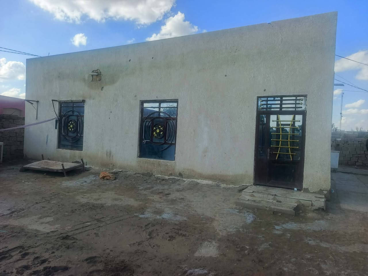 بيت زراعي للبيع المكان العرايه قرب المدرسه المساحه ٨٠٠بيه بيتين مبنيات الشراري يتصل ***********
