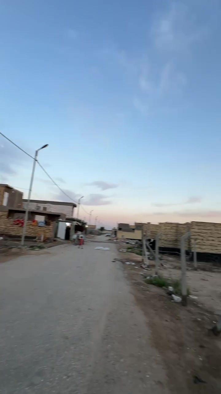دار للبيع 
المساحه 200 متر مربع واجهه 10 ونزال 20 
موقع البيت في حي العباس السكني قرب الطاقه 
البيت يحتوي على 
استقبال وحمامات خارجيه 
مطبخ ومجهز بالكاونتر 
غرفتين نوم 
صاله مساحه كبيره 
ومجمع صحيات داخلي 
للاستفسار الاتصال على الرقم ***********
