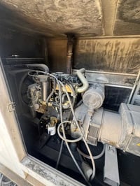 للبيع مولدة بيركنز كاتم 45kv شغالة كاملة مابيه اي نقص بس بيه دخان بسيط...