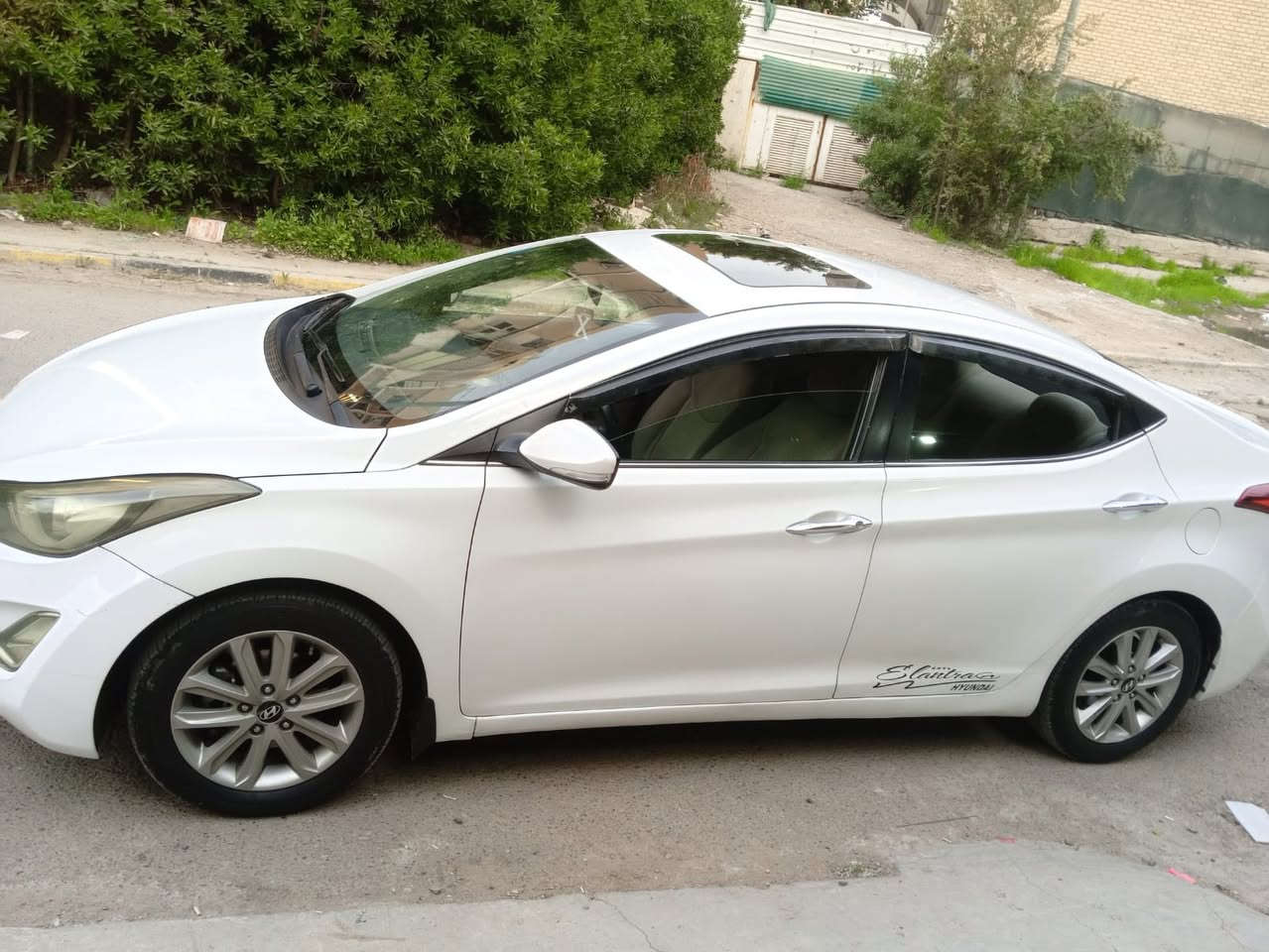 سلام عليكم الانتره للبيع موديل 2016خليجي سياره جديده وبيه قطعتين صبغ مكان سياره بغداد زيونه رقم تلفون ***********
