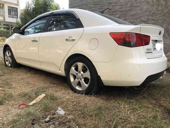 السلام عليكم *********** سيراتو 9 الشركه الدوليه سياره كلش نظيفه مكينه 1600 ماشيه 138 الف بيه صبغ الدوسه فقط وشبر بارد بالباب الخلفي الباقي كفاله والسونار بالصور موجود السياره جاهزه من كلشي رقم بغداد وبأسمي ومكانه بغداد عارضه ب109 وبيه مجال بسيط كلش ممتواجد على الفيس
