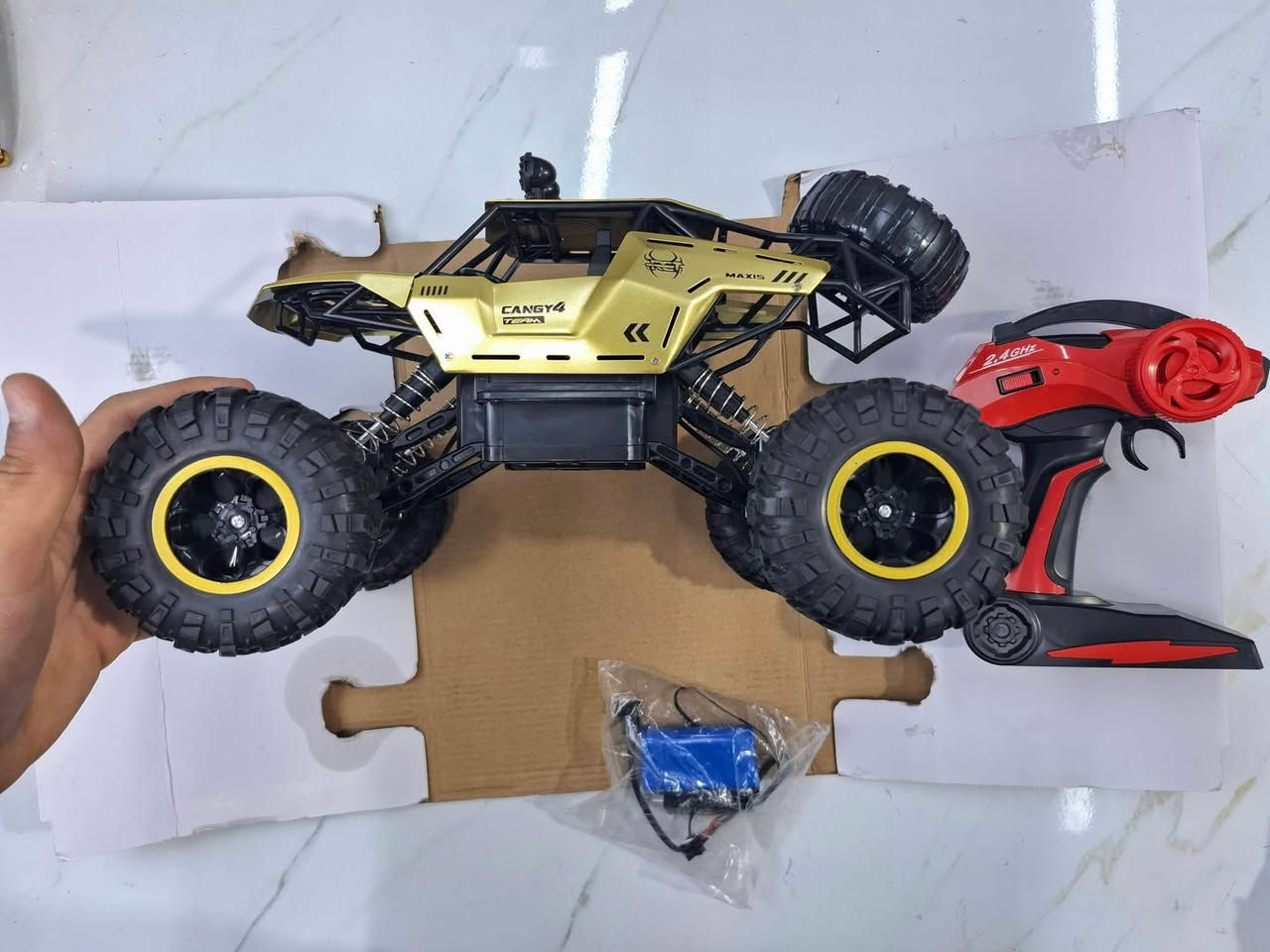 سيارة ريموت صخرية ROCK CRAWLER (بريطاني أصلي 🇬🇧)
​المنتج: جديدة بالكرتونة، سيارة دفع رباعي جبيلية متينة ومقاومة للصدمات بمقياس حجم كبير 1:12.
​المميزات: جسم مصنوع من مادة سبيكة معدنية قوية (Alloy Material)، دبلات ومساعدات قوية جداً للمرتفعات، وتأتي مع ريموت كنترول لاسلكي متطور (2.4GHz) وبطارية قابلة للشحن.
​الاتصال: ***********
