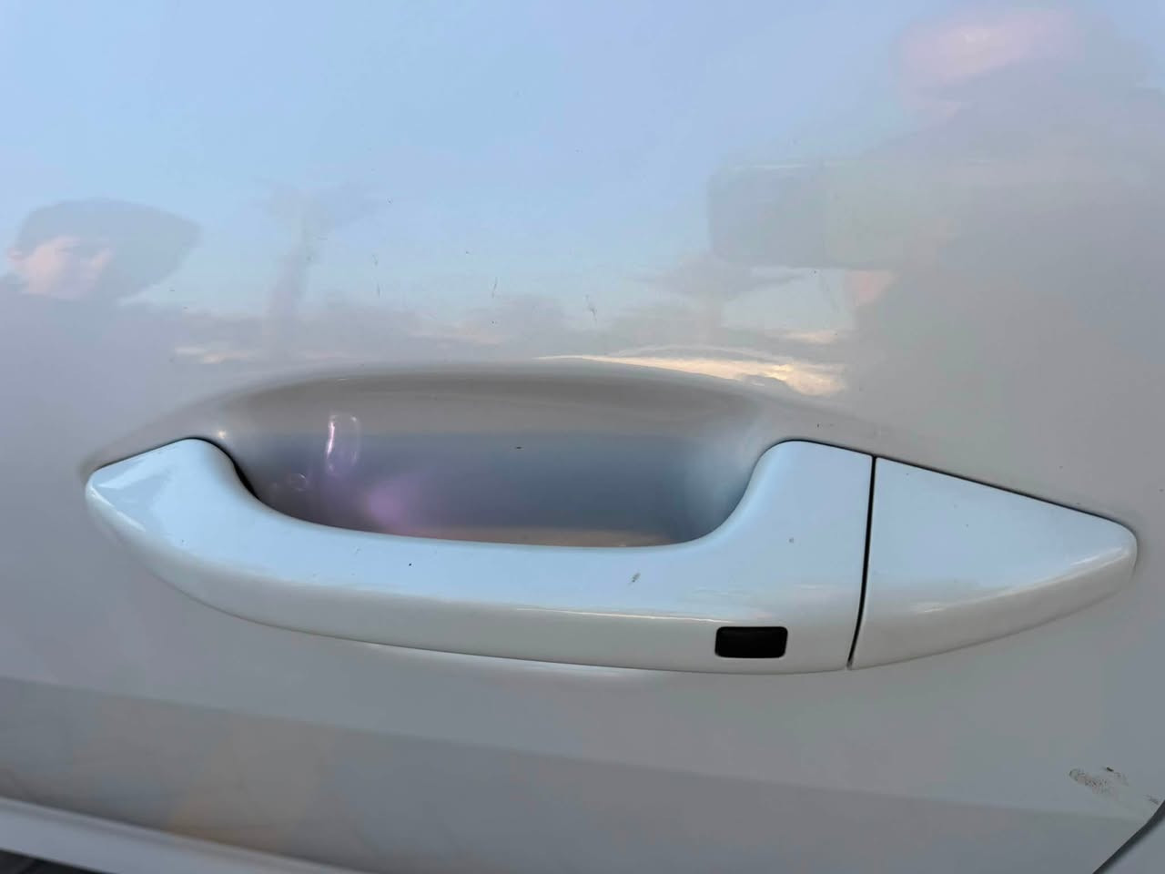 السلام عليكم
كيا k4 
2025
ماشيه ٦٠٠٠km
بعدها بريحه الشركه
محرك 2000
مرقم ابيض بغداد ب اسمي 
اني مستوردها ومصلحها تصليح درجه اولى 
اللون ابيض 
مواصفاتها معروفه 
بصمه وشاشه وتشغيل عن بعد ورادارات 
تمشي عل بانزين العادي 
ارضيات بيها شركه ريزلاين مع ارضيه صندوق 
جاهزه 100% 
حادثها الجاملغ الامامي عكس السائق وحافه البنيد
السعر 168 وبيها مجال 
***********

