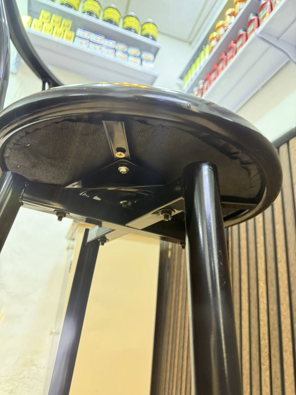 (كرسي بار عصري) قوي جداً ومقعد مريح جداً بجلد عالي الجودة
قابل للدوران (يدور 360 درجة) ومسند للظهر
نظيف جداً استعمال اقل الشهرين 
مناسب للمطابخ والكافيهات ومحلات العصائر 
او حتى للأستخدام المنزلي 
السعر 60 الف ، بدون احراج السعر نهائي
الموقع : المعقل


**إذا كنت صاحب هذا الإعلان وتريد حذفه لأي سبب، رجاءا أرسل رسالة إلى الدعم الفني**