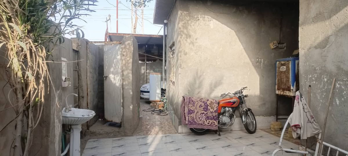 دار البيع كوت حي المنتصر طريق كوت  حي مساحة 300غرفتين وصالة ومطبخ وستقبال وكراج سعر وستفسار تصال عل رقم ***********
