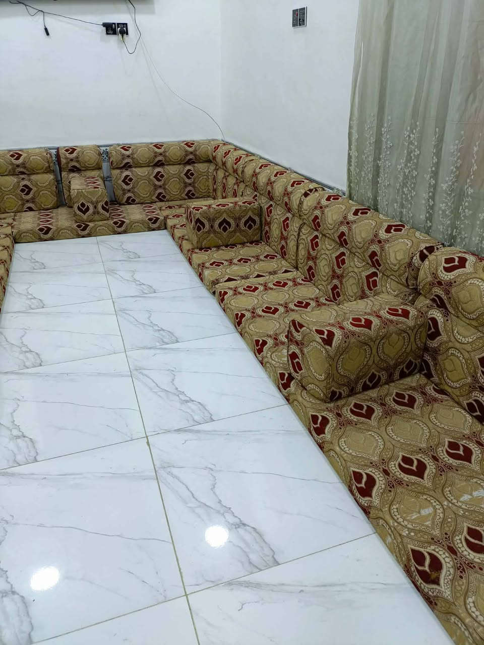 ديوان ارضي 7 دواشك 7،تكيات 14 ظهر الدوشك العالي جديد كلش يفرش مساحه 7×4 الديوان نضيف حيل 14 متر 350 بي مجال قليل الي يريده يراسلني او يتصل ع الرقم *********** @الجميع
