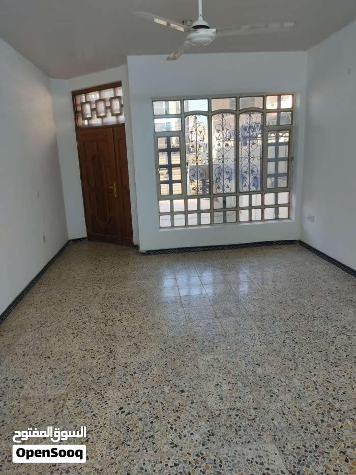 بيت حديث نظيف جدا للايجار في كراده خارج مساحه عقار ٢٠٠ متر طابق ارضي معزول تفاصيل ٣ غرف نوم كبار وصاله ومطبخ وصحيات ٢ وكراج خاص يؤجر تجاري او شركات حصرا سعر الايجار مليون و٥٠٠ الف للاستفسار ***********
