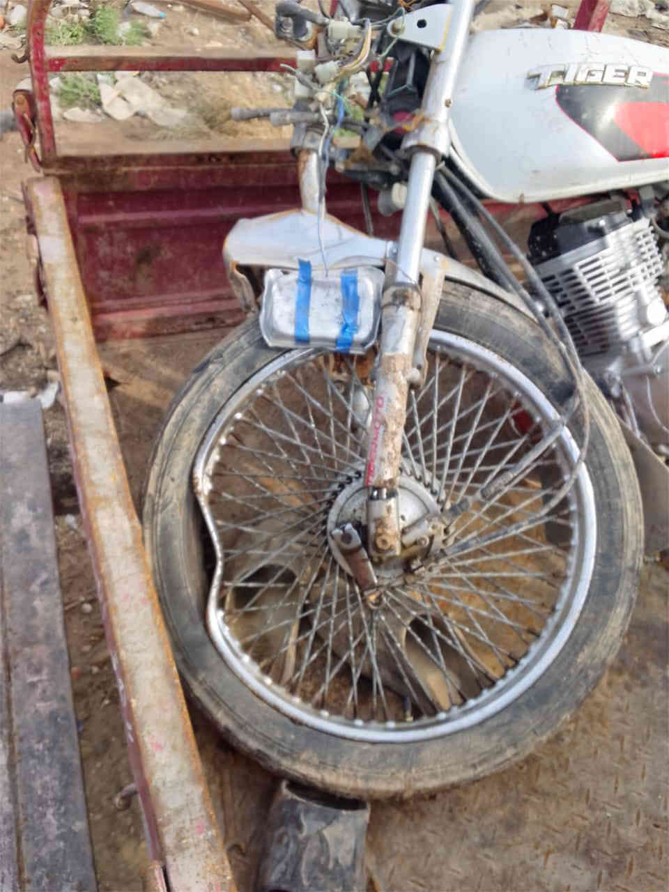 تايكر جديد بس الحادث الجدامك للبيع السعر 250الف العنوان ديالى الغالبية رقم الهاتف *********** صاحب الدراجة
