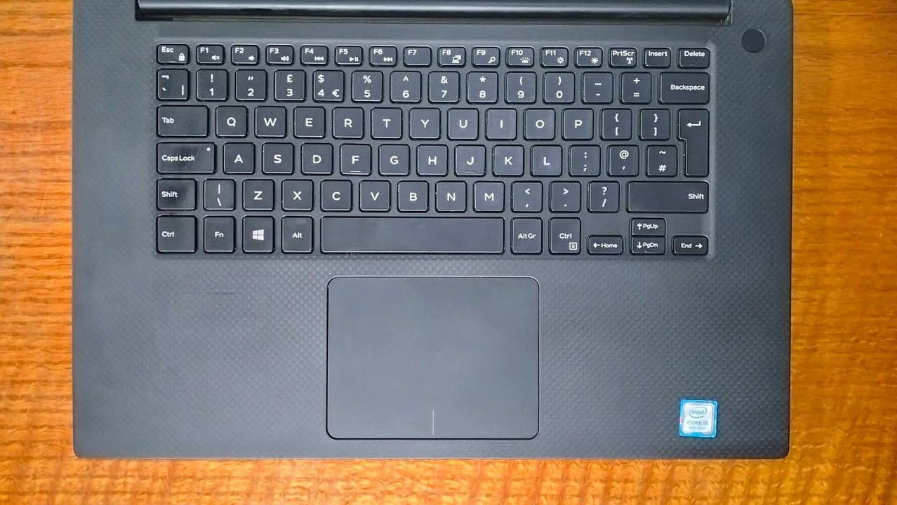 ✨ Dell XPS 15 7590 ✨
من الأجهزة المميزة اللي بتجمع بين الأداء القوي والشكل الأنيق وجودة الشاشة العالية، مناسب للمصممين وصناع المحتوى وكل شخص محتاج جهاز يعتمد عليه.

━━━━━━━━━━━━━━━━━━━━━━

🔹 Intel Core i5-9400H
4 Cores / 8 Threads

🔹 RAM 16GB DDR4

🔹 NVMe SSD 256GB

🔹 شاشة 15.6 بوصة Full HD IPS
ألوان ممتازة وتغطية لونية عالية مناسبة للتصميم وتعديل الصور والفيديو.

━━━━━━━━━━━━━━━━━━━━━━

🎨 كارت الشاشة

NVIDIA GTX 1650 4GB GDDR6
+
Intel UHD Graphics

يدعم برامج التصميم والمونتاج والجرافيك بشكل ممتاز، بالإضافة إلى تشغيل العديد من الألعاب بكفاءة جيدة.

━━━━━━━━━━━━━━━━━━━━━━

⭐ مميزات الجهاز

✔ كيبورد بإضاءة خلفية
✔ شاحن أصلي 130 وات
✔ خامات تصنيع قوية وفئة أعمال راقية
✔ تصميم نحيف وشاشة InfinityEdge مميزة
✔ ويندوز برو أصلي جاهز للاستخدام

━━━━━━━━━━━━━━━━━━━━━━

🔋 البطارية الأصلية
الحالة 75%

📦 الجهاز جاهز للاستخدام مباشرة

🛡️ ضمان شهر
🔄 15 يوم استبدال
🚚 شحن لجميع المحافظات

📩 للاستفسار والحجز التواصل خاص.

🔥 جهاز مناسب للتصميم والمونتاج والشغل الاحترافي مع جودة تصنيع معروفة من سلسلة XPS 🔥


**إذا كنت صاحب هذا الإعلان وتريد حذفه لأي سبب، رجاءا أرسل رسالة إلى الدعم الفني**
