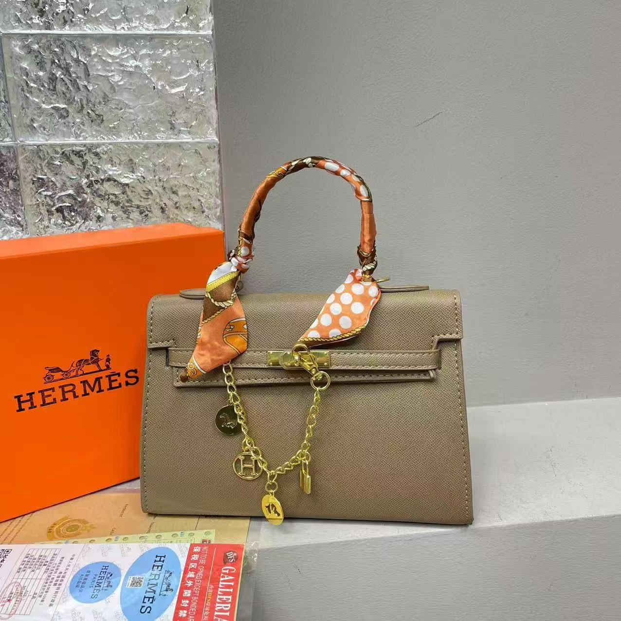 حقائب هرمز سوبر ماستر كرالتي💫
حجم وسط مع الاكسسوار والعلبة 
الوان متعددة🔥
للحجز التواصل ع الخاص
يوجد توصيل بغداد وكافة المحافظات


**إذا كنت صاحب هذا الإعلان وتريد حذفه لأي سبب، رجاءا أرسل رسالة إلى الدعم الفني**