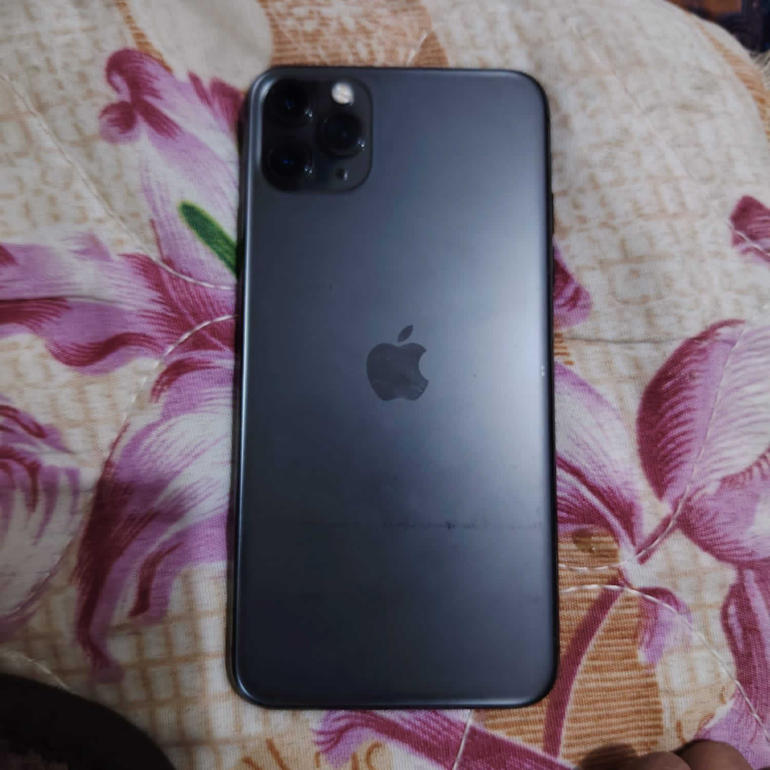 السلام عليكم 11برو ماكس بطاريه 83 ذاكر 256 جهاز مكفول من زلغ لأي محل وديه إذا بيه شي جهاز الكً مني بلاش سعرة 350 الف رقمي *********** عنوان بغداد البلديات
