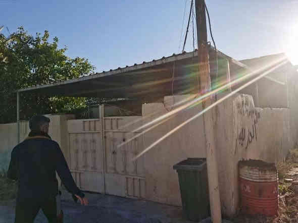 السلام عليكم يوجد بيت للبيع مساحة 300 متر طابو سكني في قرية عواد شارع دكتور جاسم رقم الهاتف للاتصال ***********  ابو حسين
