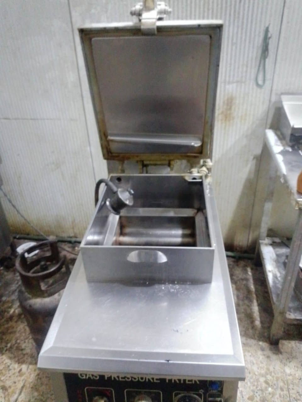 غراض مطعم للبيع 
بغداد
***********
