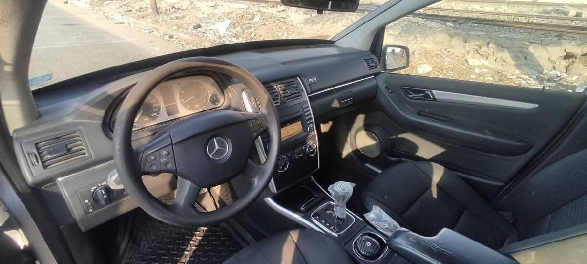 *للبيع مرسيدس B160 2010 - كاملة أوتوماتيك* ⭐عداد179
*موفرة بنزين - صيانات توكيل - فابريكا*

*تفاصيل السيارة:*
- *الموديل*: مرسيدس B160 2010
- *الموتور*: 1500cc موفر جداً في البنزين
- *الفتيس*: أوتوماتيك
- *الحالة*: فابريكا 
    - رشة اكصدامين للتجديد فقط 
    - بعض المرمات في الكبوت والجنب اليمين فقط
- *الصيانات*: صيانات توكيل بالفواتير
- *الرخصة*: سنة + فحص سنتين
- *المرور*: المنوفية
- *المعاينة*: معاينه المنوفيه او الجيزه الكيت كات بالتنسيق

*الكماليات:*
- طارة مالتي 
- تكييف 
- مرايات ضم 
- بدون فتحة سقف
- لا تحتاج لأي مصاريف نهائي

*السعر:470وفي تفاوض اثناء المعاينه 

*للتواصل*: 01287580701 القاهرة, مصر


**إذا كنت صاحب هذا الإعلان وتريد حذفه لأي سبب، رجاءا أرسل رسالة إلى الدعم الفني**