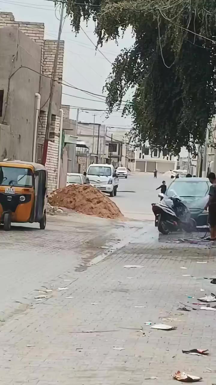 سلام عليكم من رخصه صاحب الحساب  دار 100 متر  للبيع حي الكوفه  جه كسره اوعطش شارع التبليط   الشارع الخلف الملعب نهايته قبل الأخير كما موضح بلفديوو. وقرب حسينيه الأمام الحسن المجتبى ع. نقصه ديوانيه تبنيه. يطلع لك مطبخ وترك وممر معزول.   السعر 50 مليون  بيه مجال حك الجيه  مرفوع  كتابه للأمانه من أجل للتطويب .. الأتصال ***********
