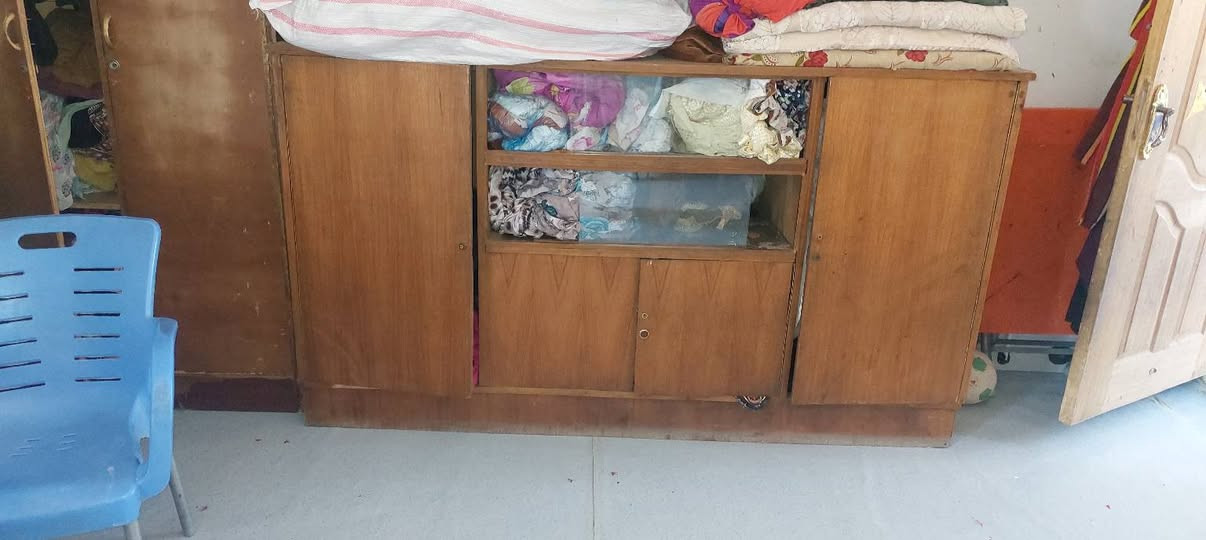 سلام عليكم 
بوفيات للبيع
1_ بوفيه اربع ابواب الطول ثلاث متر والعرض متر واحد سعر 50الف 
2_ بوفيه اربع أبواب و طابقين  زجاج طول ثلاث متر و العرض تقريبآ 90 متر سعر 45الف
3_بوفيه صغير الطول متر ونص و العرض نص متر السعر 25الف
4_ شاشه او راديو انترا موديل من 2015 إلى 2017 مال شركه ما مستعمل يشغل بلوتوث سعر 70 الف 
العنوان: النيل سريع النيل القديم بل قرب من جامع موسى الكاظم 
التواصل: اتصال أو مراسله الرقم ***********
