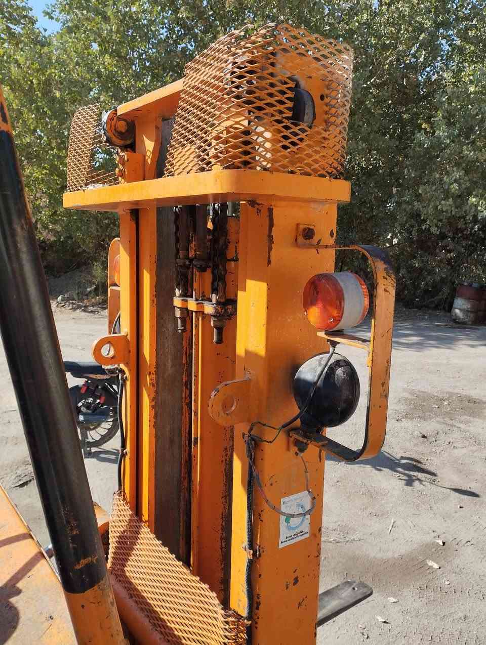 رافعها شوكيه لبيع بانزين 2طن حركتين  العنوان بابل المتحتيه استفسار ***********
