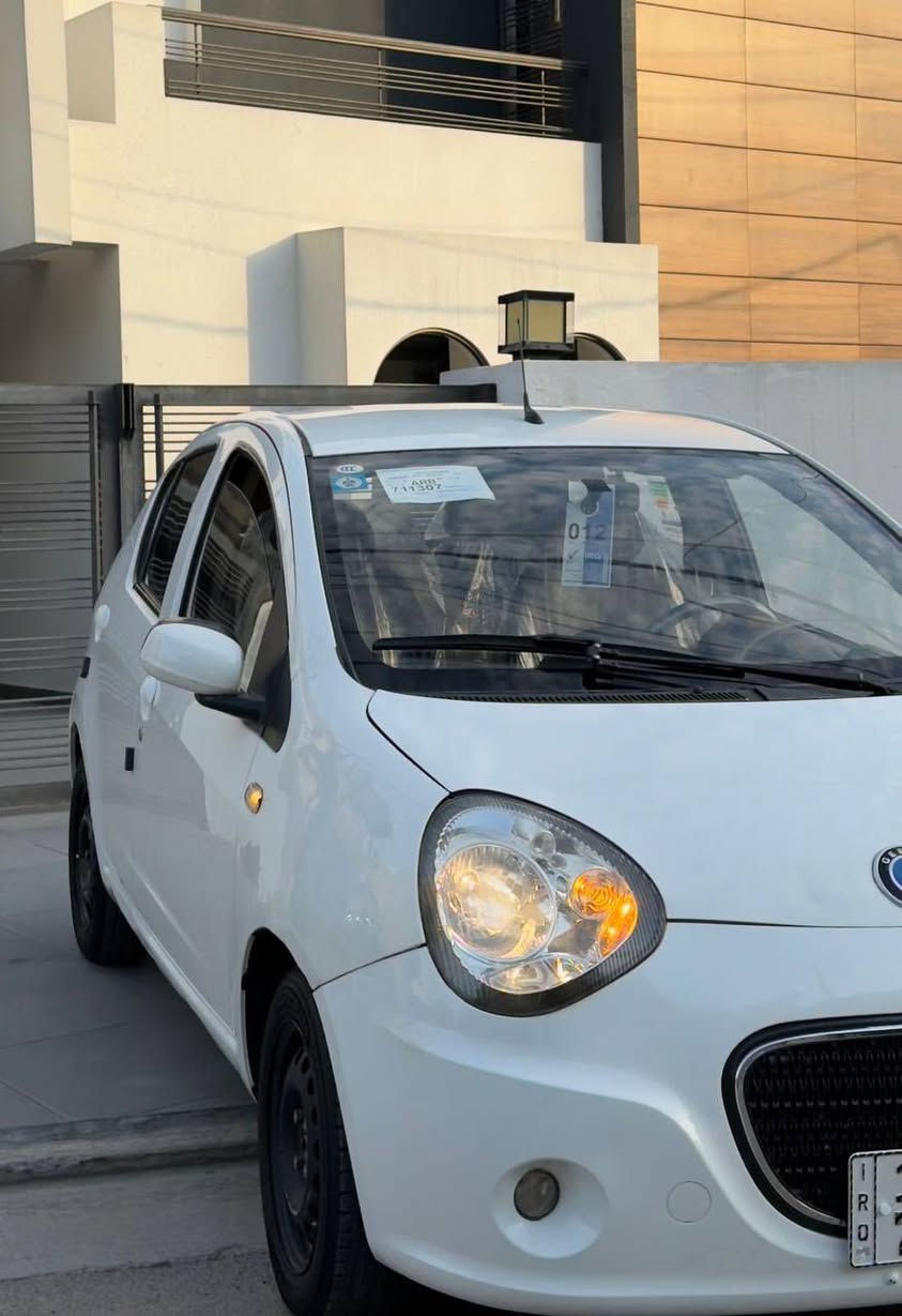 سلام عليكم
جيلي باندا 
كير اتو 
رقم بغداد بأسمي
رقم وهزه وسنويه جديد 
موديل 13 
لون ابيض حلوه السياره 
وجاهزه 
سعرها.50 بيها مجال بسيط 
مكاني بغداد حي العدل 
***********
