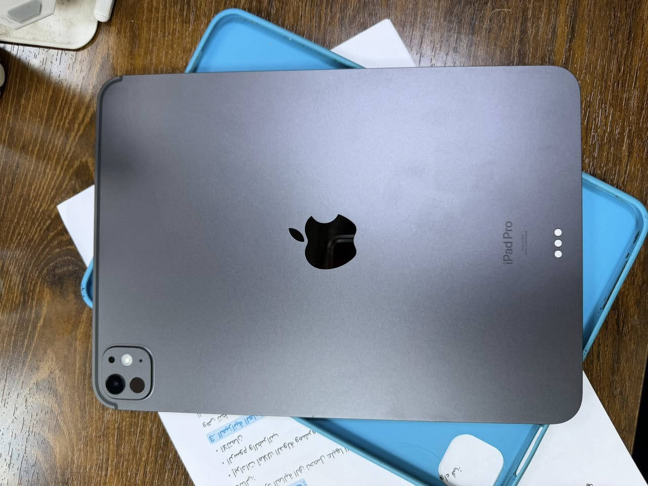 ايباد 11
M4 كارتونته موجودة 
ذاكرة 256 
بطاريته 93
عدد دورات الشحن 186
بي نقطتين بالشاشه من جهة الايسي ممأثرة ع اللمس ابد الجهازة نظافة 100%

مكاني بغداد 
***********
