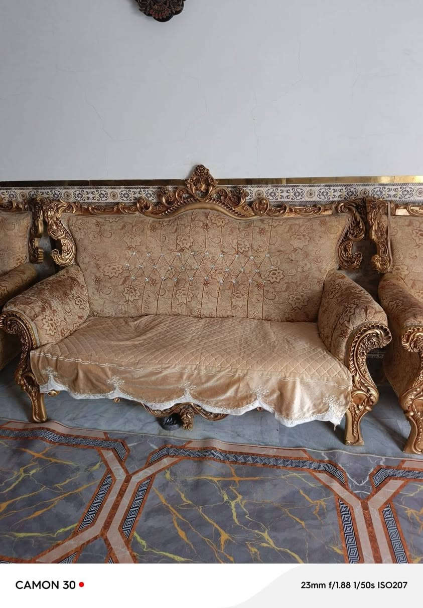 السلام عليكم
طخم ملكي مستخدم نظيف للبيع 
عدد المقاعد 10 مع طبلات 2 حجم صغير و 
1 كبير 
للاستفسار الاتصال على الرقم *********** 
مكلف بالنشر غير متواجد على الفيس
