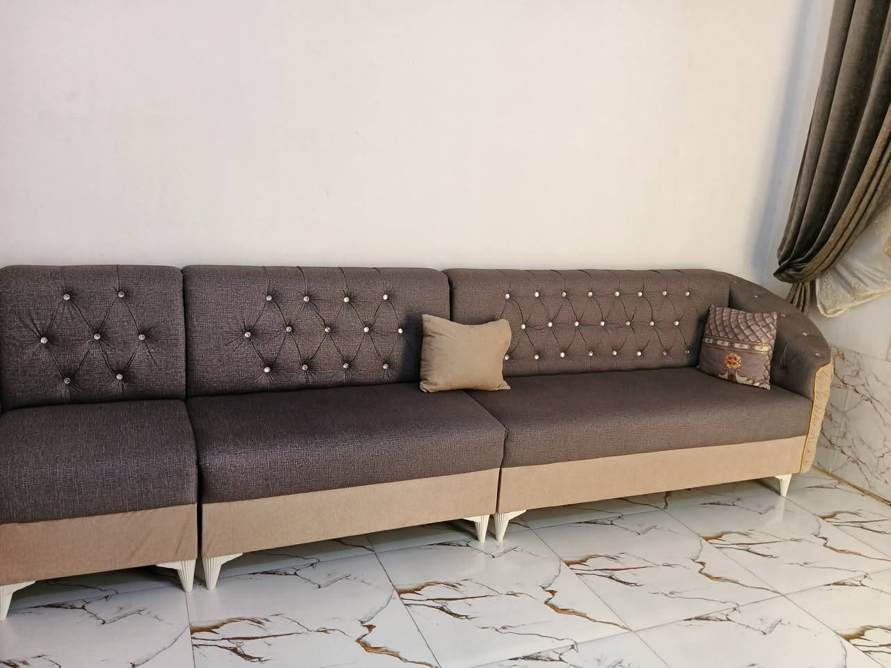 ديوان ١١ مقعد. تزكام جديد. خدش مابي.
مع كوشات ٦ وطبلات خشب. ومفرش 
ب٥٠٠


**إذا كنت صاحب هذا الإعلان وتريد حذفه لأي سبب، رجاءا أرسل رسالة إلى الدعم الفني**