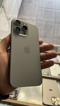 15 pro max شرق اوسط عربي ماستر في حالة الوكالة  G256  بطارية 87   كامل...