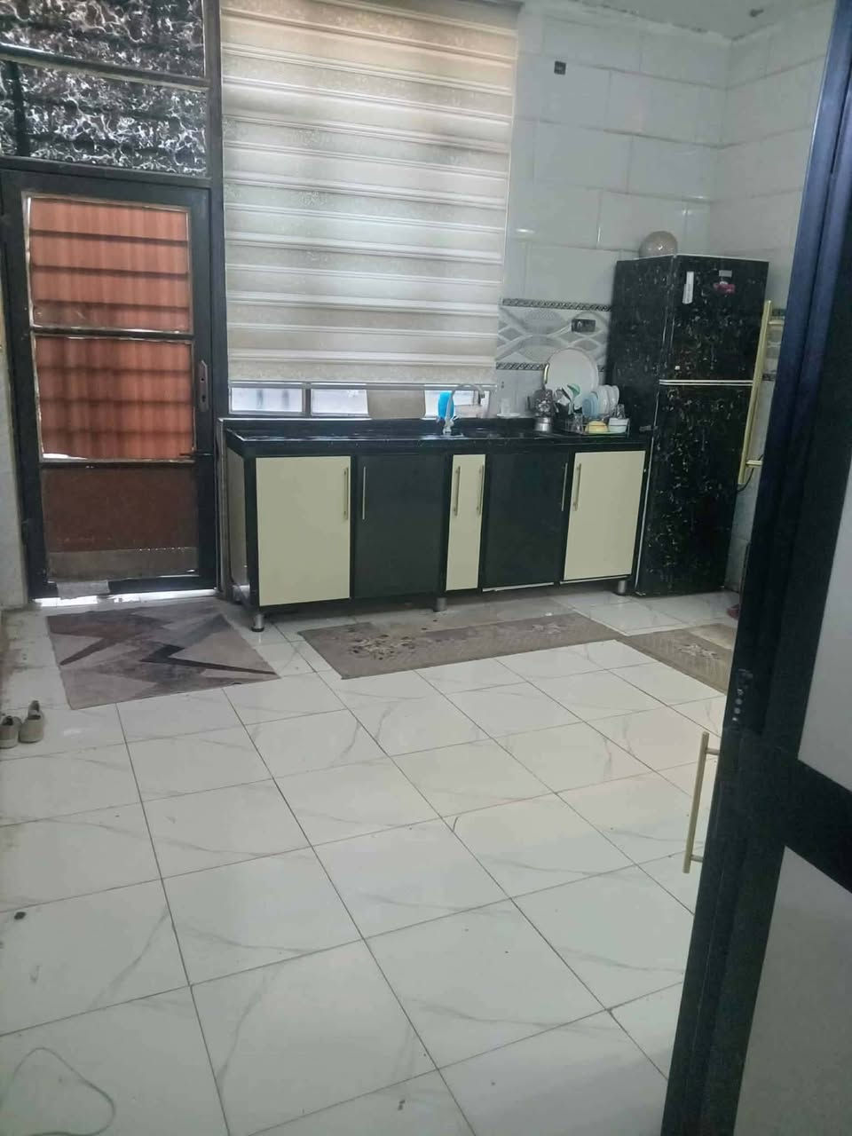 السلام عليكم بيت بلفلاحيه شارع20 يصير بضهره شارع30 موقع مرتب شارع تبليط المساحة واقع حال 240 متر يتكون من غرفتين وهول 10متر ومطبخ وستقبال +محل بناء 2020 السعر 140وبي مجال ***********
