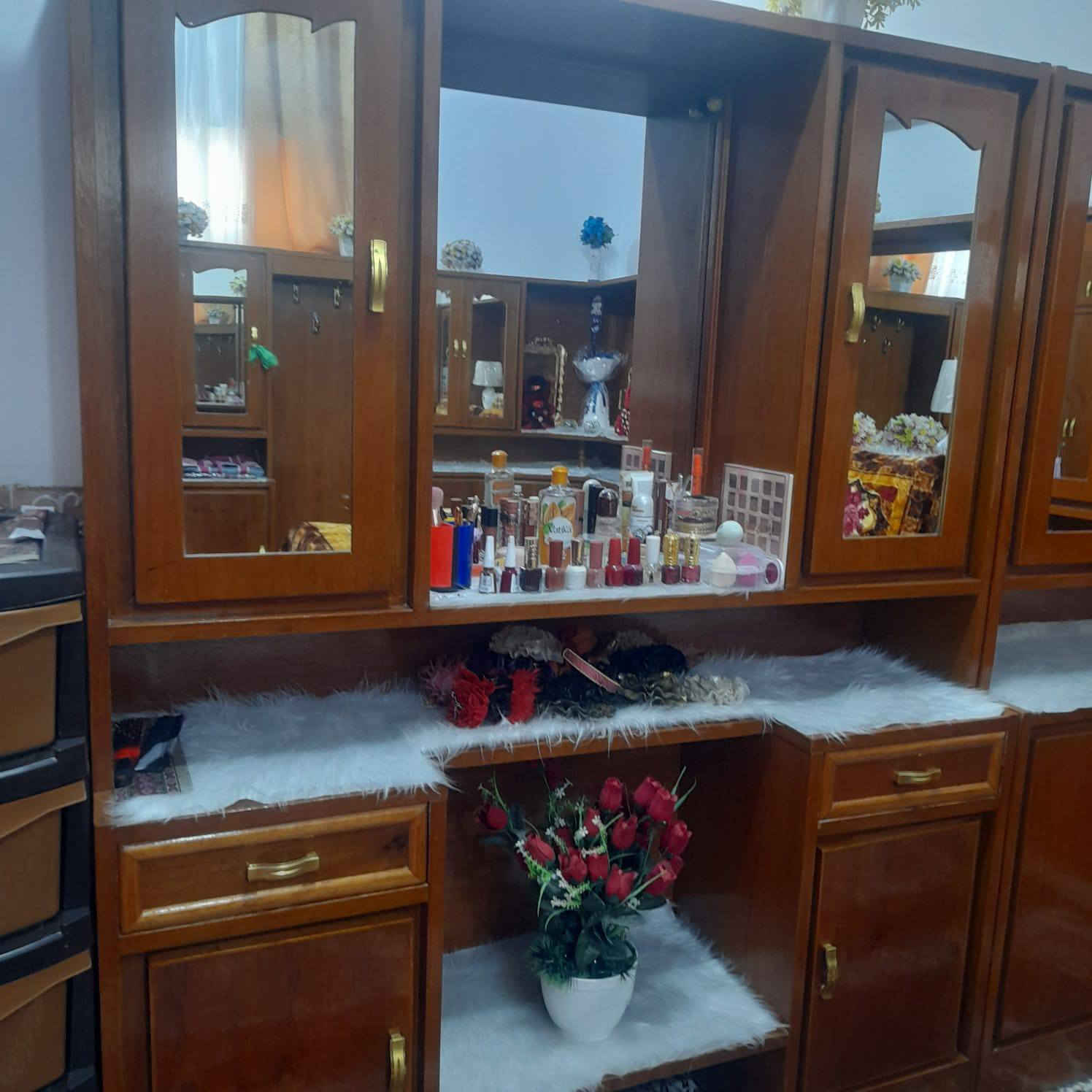 سلام. عليكم من رخصه لادمنيه ولمدير  غرفه خشاب حطاطة  للبيع السعر مليونين و 500 وبية مجال نضافه فول اي خلل مابيها مكاني الكرمه البسوده اي استفسار يرجي الاتصال عله رقم (***********
