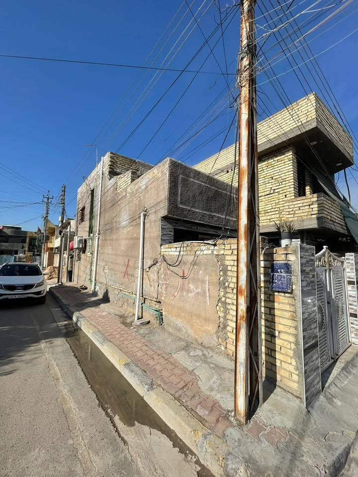 السلام عليكم بيت للبيع ⭕️
بمنطقه المخابرات بفرع مدرسه الابداع الاهلية سابقآ (مجمع الشهد) بيت ركن مساحته ١٠٠ متر واقع حال ١٢٢ يحتوي على٥ غرف نوم وصحيات خارجيه وداخلية وصحيات فوك مطبخ واستقبال وصاله للاستفسار *********** سعر ١٢٠ وبي مجال بسيط
