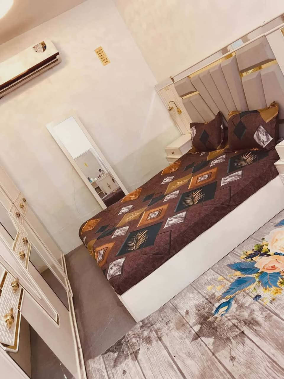 دار للبيع حي رحمة شارع مقرنص شارع كيات 100مربع طابقين ركن عالي عن شارع يحتوي عل 3 غرف نوم 2 صالات استقبال مجموعة من صحيات فوك جوة سعر 50بي مجال قليل  استفسار اكثر***********
