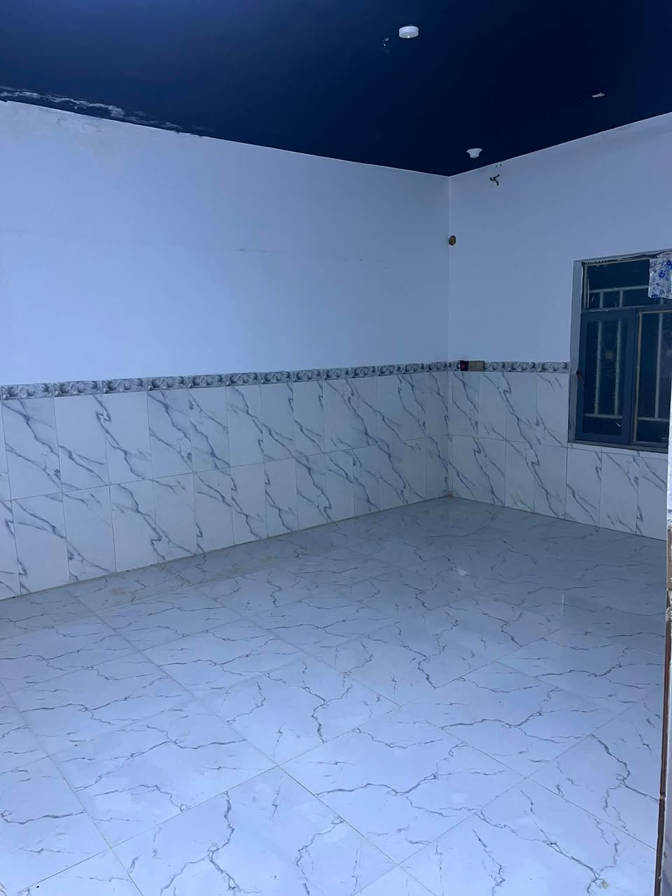 بيت في حي الحكيم مقابيل المخازن الغذائيه قرب مدرسه ام فروه البيت جاهز للسكن  للايجار مساحه ٢٢٥ متر استقبال 6×4 مطبخ 6×4 غرف اثنين 5×4 حمامات داخليه وخارجيه وصاله 6×4 وطرمه وحديقه5×4 الستفسار التصال على هذا الرقم ***********
