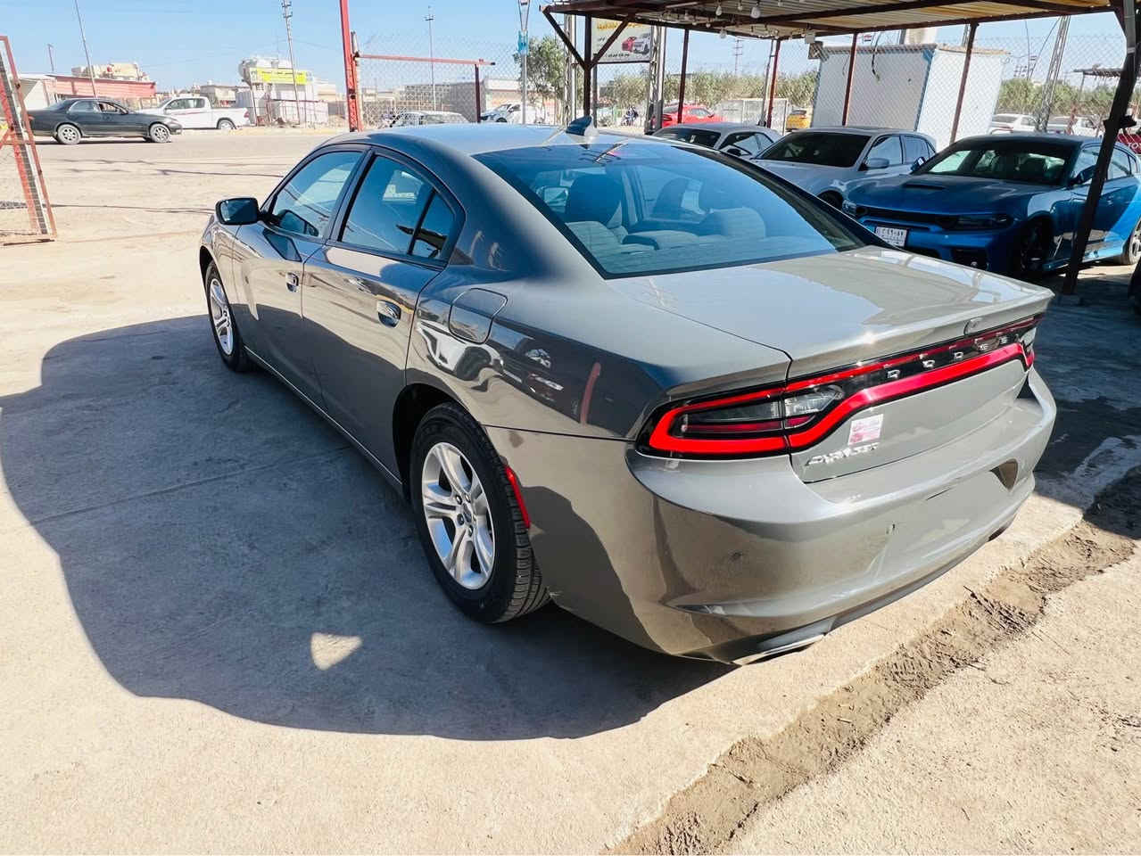 السلام عليكم 
دوج جارجر موديل 2023  اصل حره بدون ارقام منفيس بأسمي تترقم جميع المحافظات لون مميز سمنتي 
وارد امريكي مكفوله كفاله عامه حته من الشخط  فقط كسر بالدعاميه صور امريكا بالمنشور والدعاميه بلاديه فقط كسر بسيط مواصفات:- SXT معروفه 
 ماشيه 60 الف . محرك 6 سلندر 3600 . كشنات مخمل حضن كهربائية .  كير طياره . بصمه . تشغيل عن بعد . كامره خلفيه دواره . قطعتين تبريد . شاشه كبيره  . تحكمات ستيرن . وبعد هواي مواصفاته بيها 
مكان السياره البصره قضاء القرنه 
للاستفسار الاتصال/ ‭ ‭‬ ‭‬ ‭ ***********‬ المدينة, البصرة
