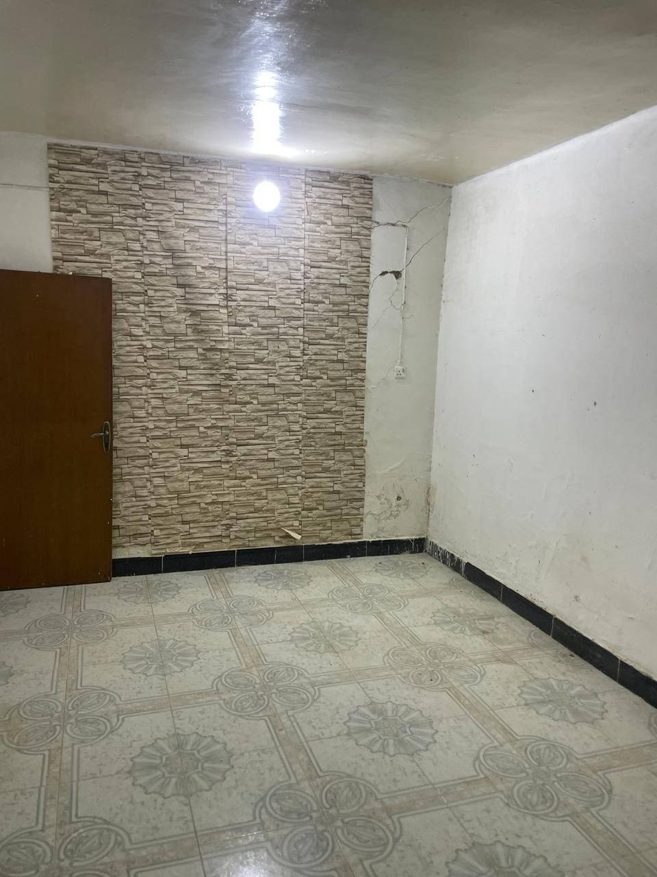 بيت للايجار في المعقل(السكك) يحتوي على غرفتين وديوانيه وصاله ومطبخ ومشتملات داخليه وخارجيه وحديقه كبيره السعر 500 الف وبي مجال
واتس ***********
