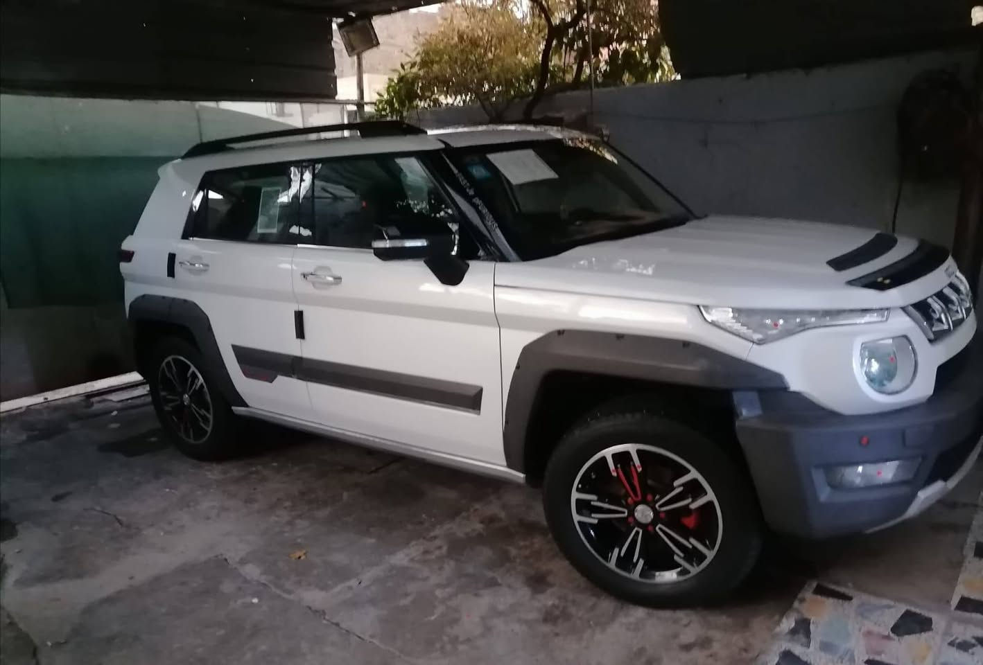 *🚨 للبيع: بايك BAIC BJ20 2020 فول مواصفات 🚨*

*🔹 التفاصيل:*
- *الموديل*: 2020
- *اللون*: ابيض صدفي مميز
- *الرقم*: بغداد انكليزي - *باسمي تحويل فوري*
- *الحالة*: حرة مكفولة من كلشي
- *المشي*: نظيف

*🔹 المواصفات:*
1.  *المحرك*: 1500cc تيربو ياباني ميتسوبيشي VVT زنجيل - المرغوب
2.  *الكير والصدر*: ياباني بلادي - اغراضه متوفرة بكل مكان
3.  *بانوراما* 
4.  *كشن جلد كهرباء* + مغلف مخمل وجلد للحفاظ
5.  *بصمة*: ابواب + تشغيل + جنطة + هند بريك
6.  *لايت*: زراكات + زنون عالي ناصي
7.  *ويلات*: كروم 18 انش تاير جديد
8.  *داخل*: شاشة + شاشة اعطال + تحكمات ستيرن + تبريد ثلج

*🔹 السعر: 118 ورقة* وبيها مجال للشراي الجاد  
*🔹 المكان*: بغداد  
*🔹 للاتصال*: *********** - واتساب متوفر

_ملاحظة: السيارة كل اغراضها ياباني ميتسوبيشي اصلي_

--- بغداد, العراق
