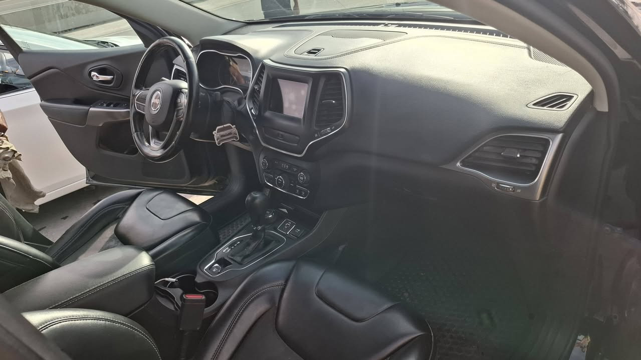 للبيع جيب بزون 2019 رقم بغداد محرك 4 سلندر 2400  4×4 ماشية 175000 كم  مواصفات لا تتيود المعروفة كشنات جلد اسود مع تدفئة مقاعد وستيرن شاشة كاميرا خلفية تبريد قطعتين لايتات زنون ابو اللد مثبت سرعة كروز  هاند بريك دكمة وبصمة وتشغيل عن بعد  حادثها بامريكا مرفق بالصور 
وبالعراق بيها دعامية امامية و صلحتها ، سيارة بدون صبغ بدون بارد 
نظافة 90%  سعرها 136 ورقة وبيها مجال للناس الطيبة
المكان بغداد للاستفسار خاص


**إذا كنت صاحب هذا الإعلان وتريد حذفه لأي سبب، رجاءا أرسل رسالة إلى الدعم الفني**