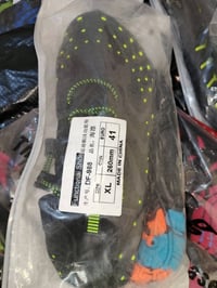 حذاء رجالي • مقاسات مختلفة • ٢٠ زوج