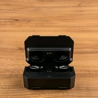 سماعات ايربود كيمنك M99  الميزات:  منفذ USB يستخدم باور بانك لشحن اجهز...