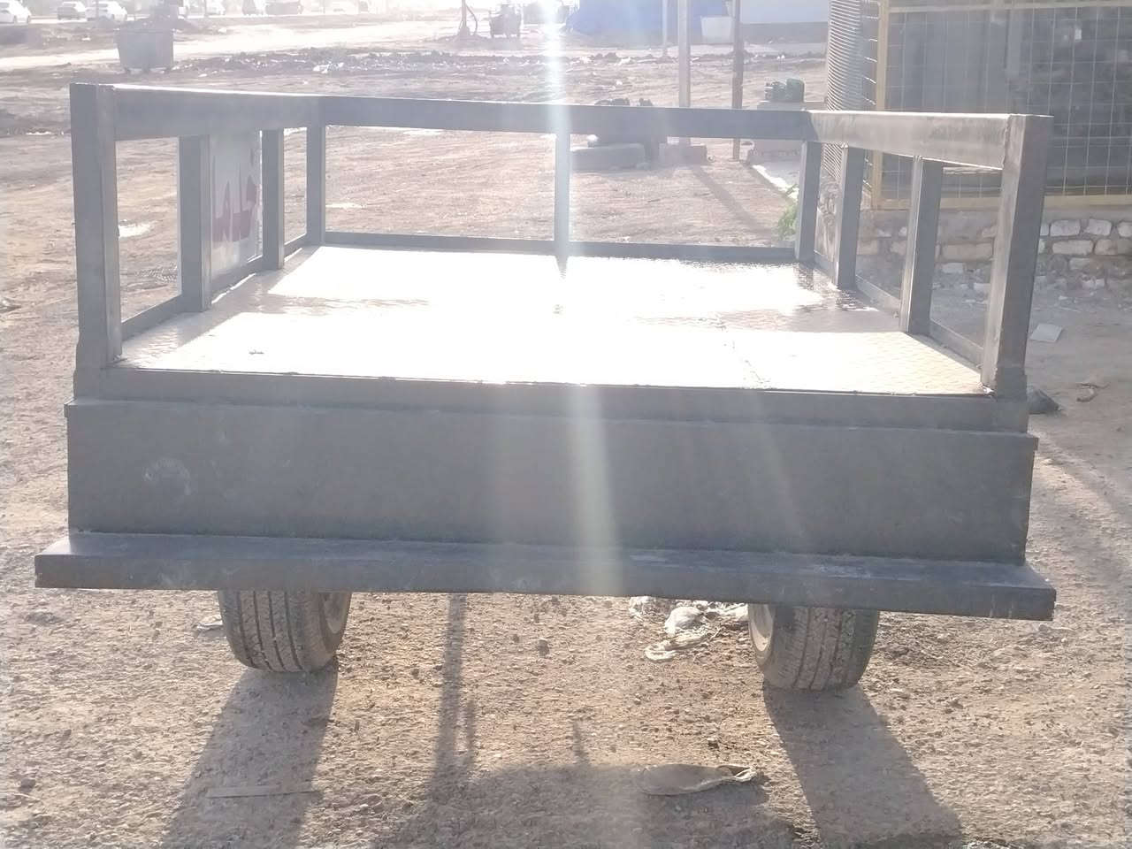 السلام عليكم مقطورة للبيع شاصي بلادي وتايرات جدد العنوان كوت حي الحكيم رقم الهاتف ***********
