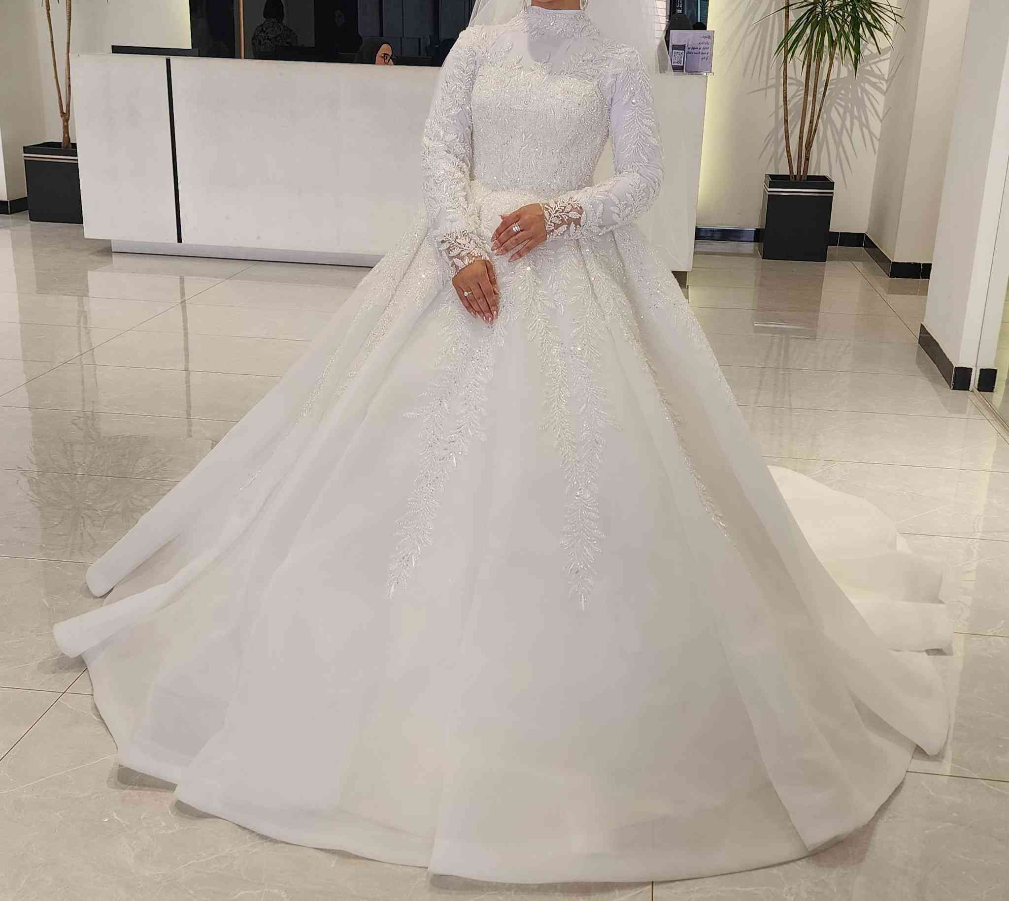 بدله عرسي من احمد البديري vib جديده بس لبسه وحده لبستها
ابيعها بمليون و٦٠٠
قياس ٣٨-٤٢ لان بيها قيطان من وره 
تلبس سافرات وممكن تلبس محجبات اذا تبطنت او بدي جواها 
*********** واتساب او تليكرام
