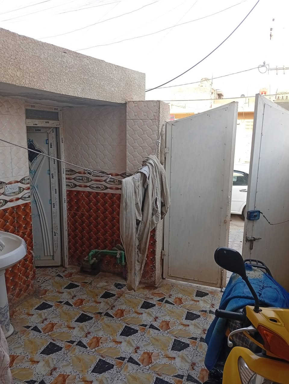 (سلام عليكم)
📢 فرصة للسكن أو الاستثمار: مشتمل حديث للبيع في الكوت - الفلاحية
لكل الباحثين عن التميز والموقع الاستراتيجي في مدينة الكوت، يعلن عن بيع مشتمل بناء حديث يجمع بين التصميم العصري والموقع الخدمي الممتاز.
📍 الموقع:
الكوت - منطقة الفلاحية، يقع البيت مباشرة على شارع 25 متر (شارع المدارس)، مما يجعله قريباً من كافة الخدمات والمدارس والمرافق الحيوية في المنطقة.
🏗️ تفاصيل البناء:
مشتمل طابقين بتصميم عملي ومريح:
الطابق الأرضي: يحتوي على هول واسع، غرفة نوم، مطبخ، وصحيات داخلية، بالإضافة إلى صحيات خارجية.
الطابق العلوي: يحتوي على هول وغرفتي نوم واسعتين.
💰 السعر:
السعر المطلوب: على الرقم 
📞 للتواصل والاستفسار:
للراغبين في معاينة العقار أو الاستفسار عن تفاصيل إضافية، يرجى التواصل عبر:
المراسلة المباشرة عبر الماسنجر.
أو الاتصال المباشر على رقم المالك: ***********
