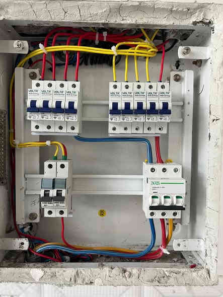 السلام عليكم كهربائي متفرغ الاتصال ***********
