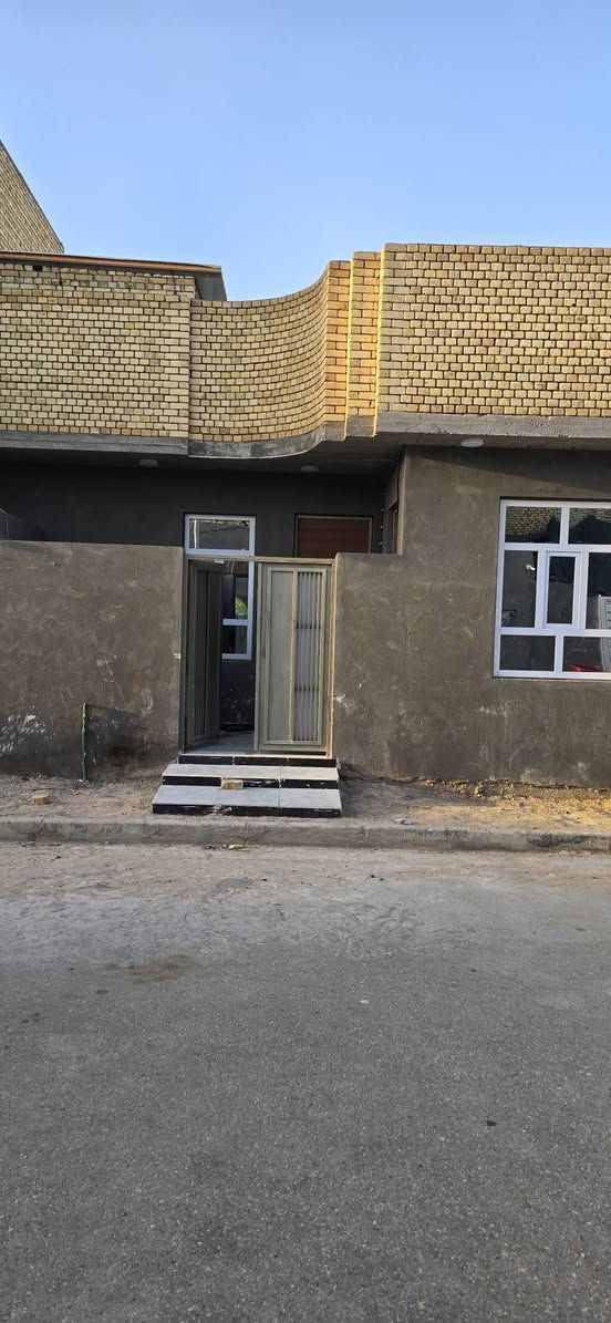 دار  للبيع ١٠٠ركن وجه ١٠×١٠  طابق واحد بناء جديد جاهز للسكن خدمات كامله العنوان حي الفداء شارع المدارس يبعد عن المدرسه الصينيه ١٥٠م تقريبا السعر ١٠٠ مع المجال القليل للاتصال ب
***********

