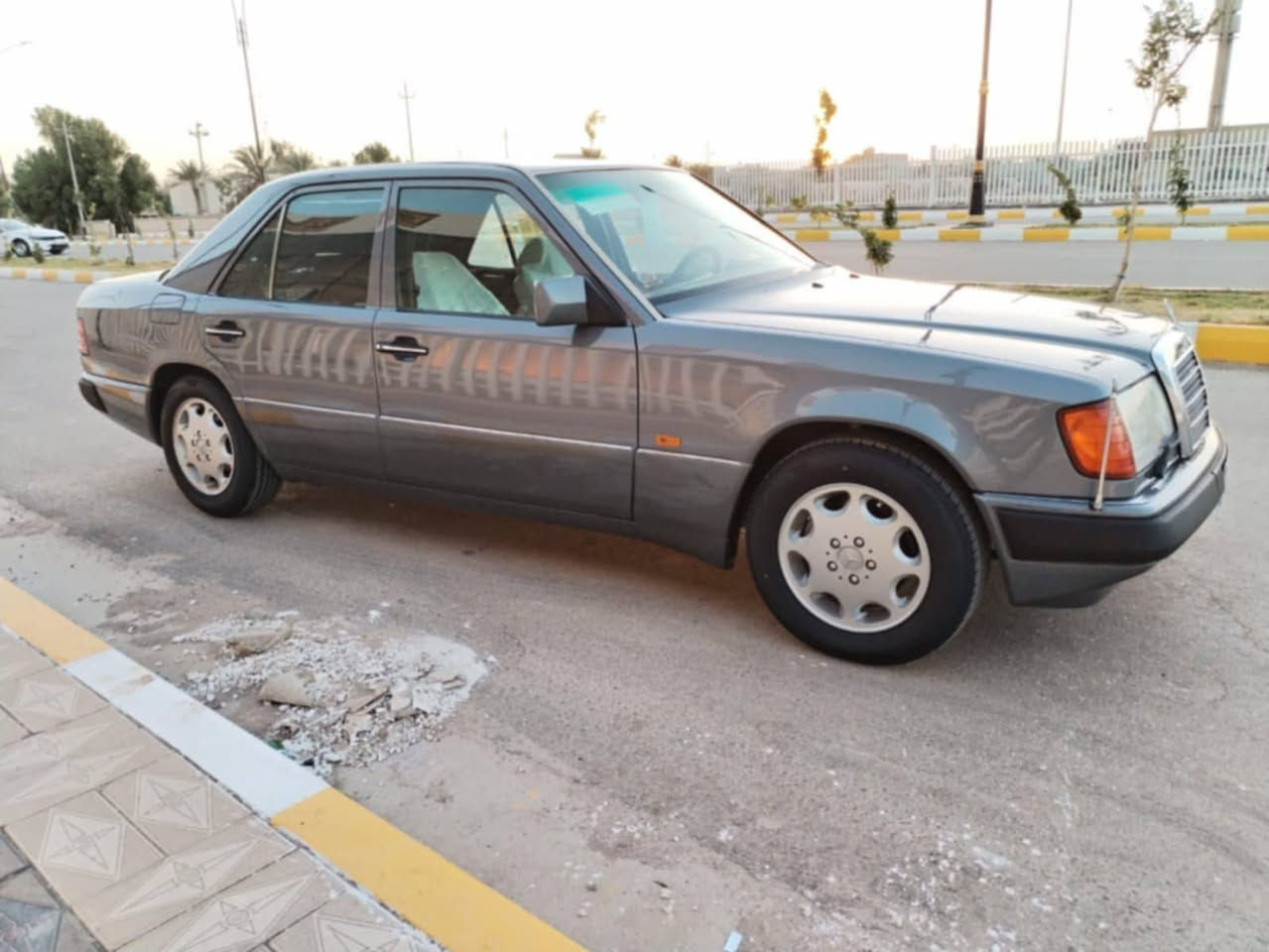 السلام عليكم من رخصه الادمن سياره مارسيدس دب موديل 91للبيع كفاله ضربه وقواعد ومكينه وخياس سياره مرتبه وجاهزه توني شد كير ومكينه 2500ديلكو جام كهرباء تخم تاير كهربائيات جاهزه سياره مال بيت ممتعوبه مال جناي تأخذه بالعافيه عليك متصرف عليه سعره 85وبيه مجال عاجبك لمنشور علق ماعاجبك لسوك بي اشكال وتحياتي للجميع❤️ //،***********//المكان ناصريه مركز
