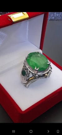 خاتم فضة مرصع بالاحجار الثمينة من الزمرد والياقوت على الجوانب وزن الزم...