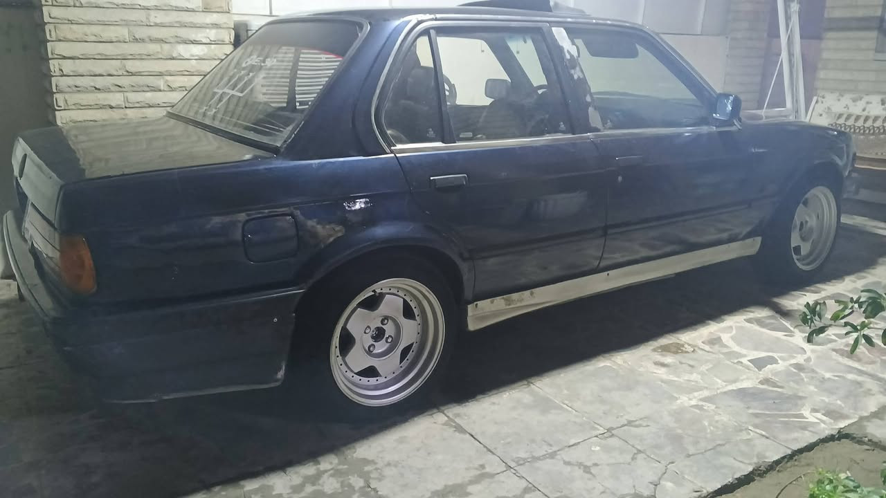 السلا عليكم 
  بي ام زعره
  موديل 91 للبيع 
  محرك جديد حاويه مفتوح 
   كير عادي سياره جاهزه حداديه زينه
  تخم تاير جديد ويل كب رياضي 
  السعر 33 وبيها مجال للشراي
  شرط التحويل 
  مكاني كراده ‏‪***********‬‏
اتصل عل رقم مكلف بل نشر
