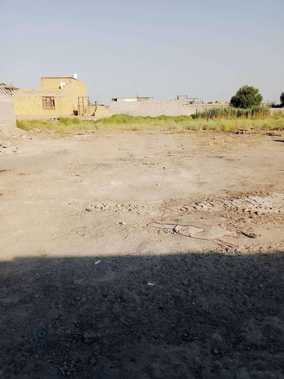 السلام عليكم قطعه 200 م واجهيه 10 ونزال 20 قرب المحلات البرتقاليه قرب المتنبي تبعد عن الشارع100 متر الرئيسي  سند 25 زراعي سعر مناسب طريق الزبيديه ❤️*********** ❤️***********

