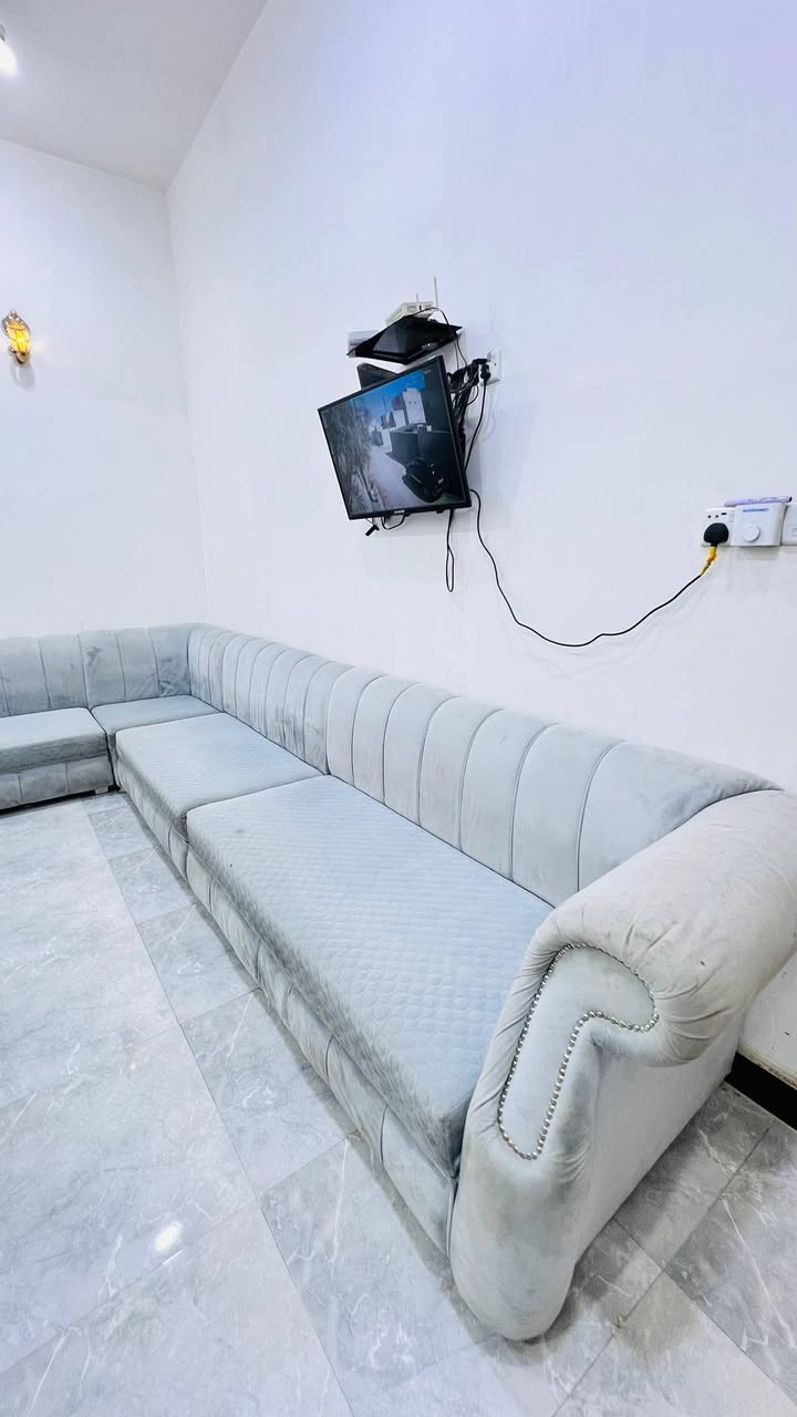 سلام عليكم ديوان كويتي نظيف ٢ زاويه ٢ قفالات عدد كلي ١٠ قطع ١٦متر مع طاوله كبيره سعر ٧٥٠ البصره ام نعاج خلف معمل ثلج الأمي الياسمين ***********وات ساب
