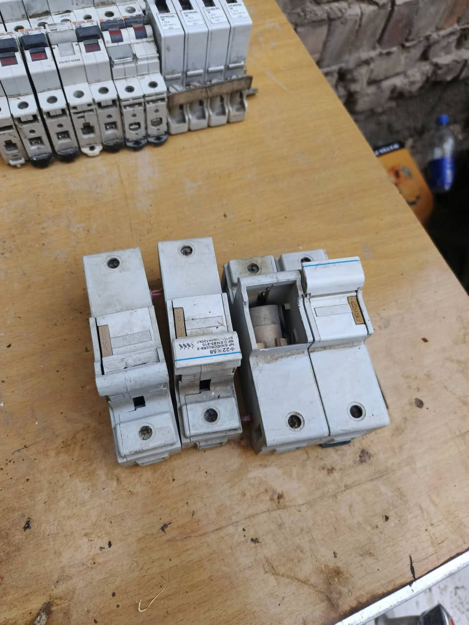 سلام عليكم عدي هاي الغراض مستعمله قليل الخلاطات كله ثقيل الجوزات اصلي من ميت انبير له عشرين انبير
كلوبات الدات شكو شي يحتاجه المنزل موجود بسعار مناسبه مكاني بغداد مدينه عدي توصيل هاتف ***********
